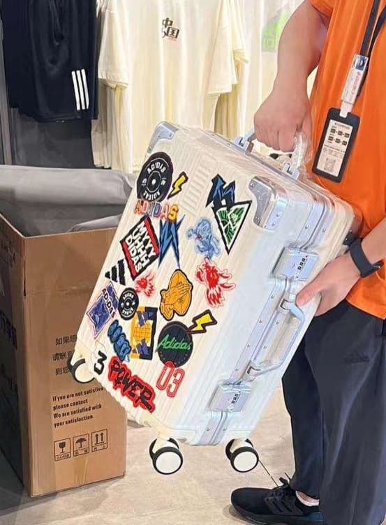 旅行バッグ adidas 旅好きデザイナーのスーツケース