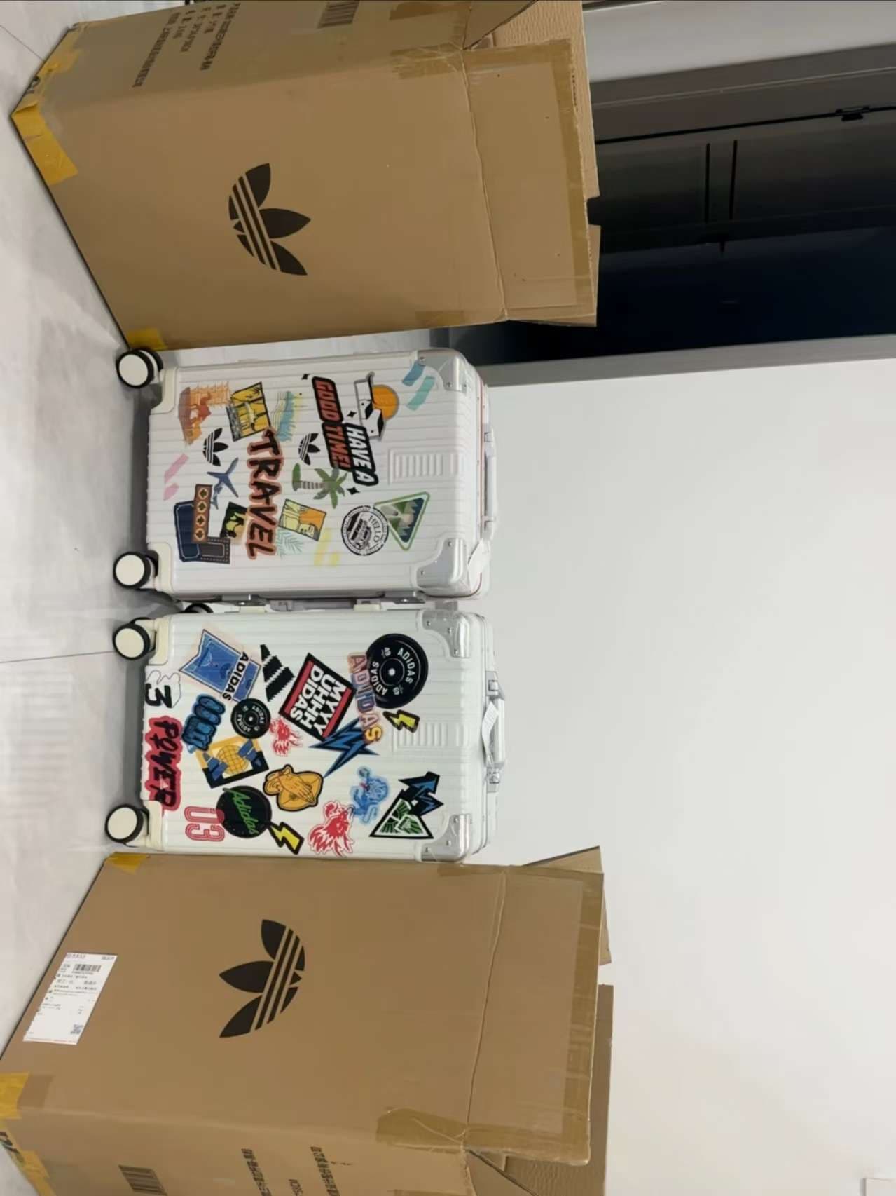 旅行バッグ adidas 旅好きデザイナーのスーツケース