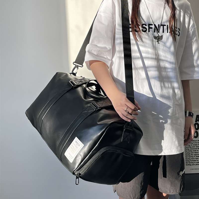 洗練デザインの大容量旅行バッグ