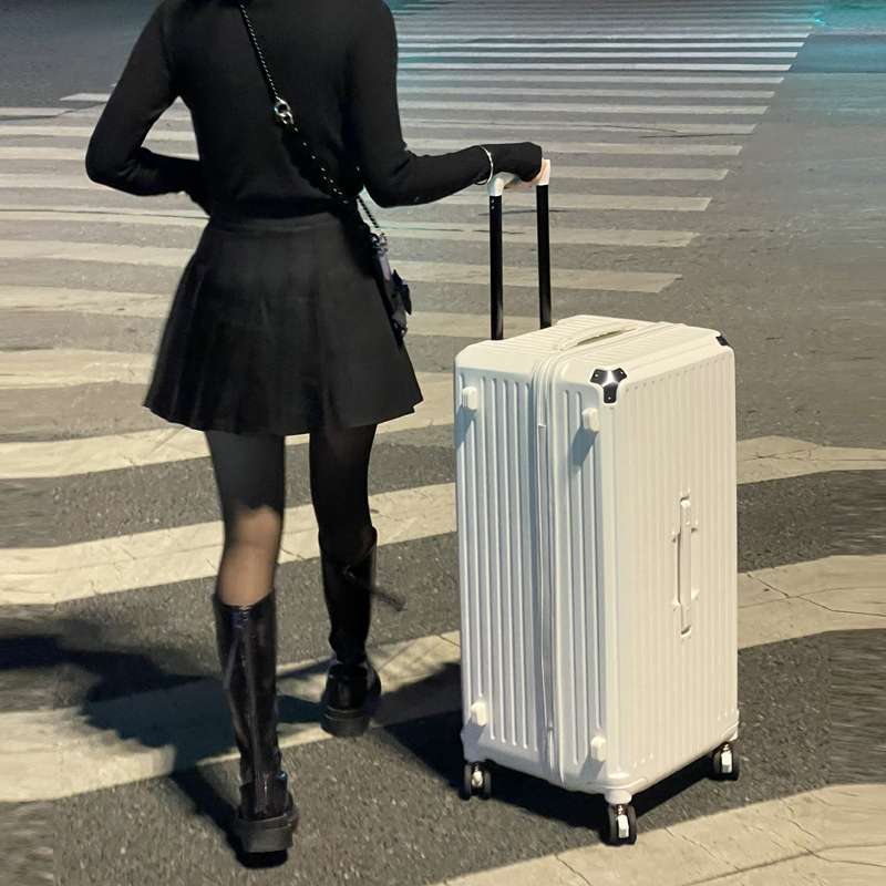 旅行バッグ 高級感溢れる頑丈スーツケース