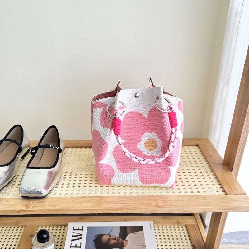 旅行バッグ 花柄モチーフの軽量トートバッグ