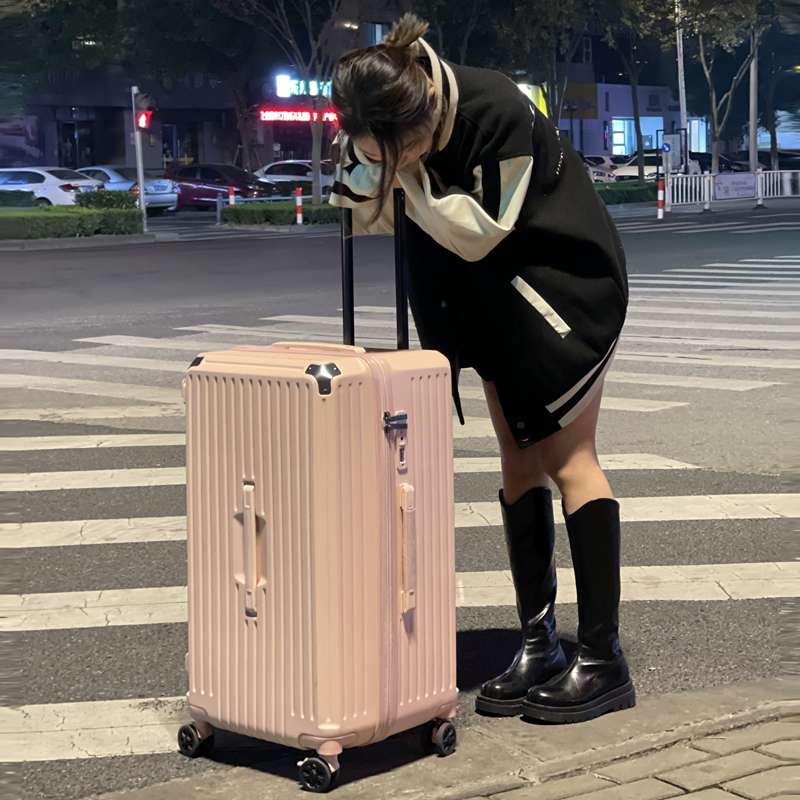 旅行バッグ 高級感溢れる頑丈スーツケース