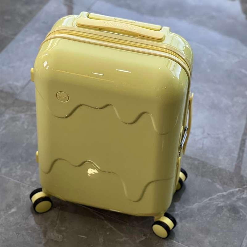 旅行バッグ  波模様のスタイリッシュキャリーケース