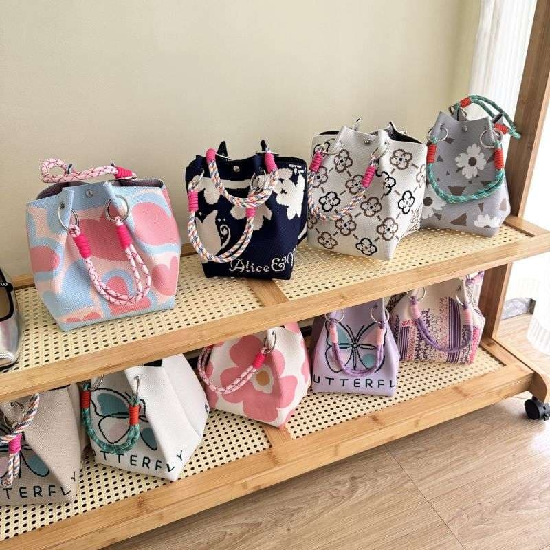 旅行バッグ 花柄モチーフの軽量トートバッグ